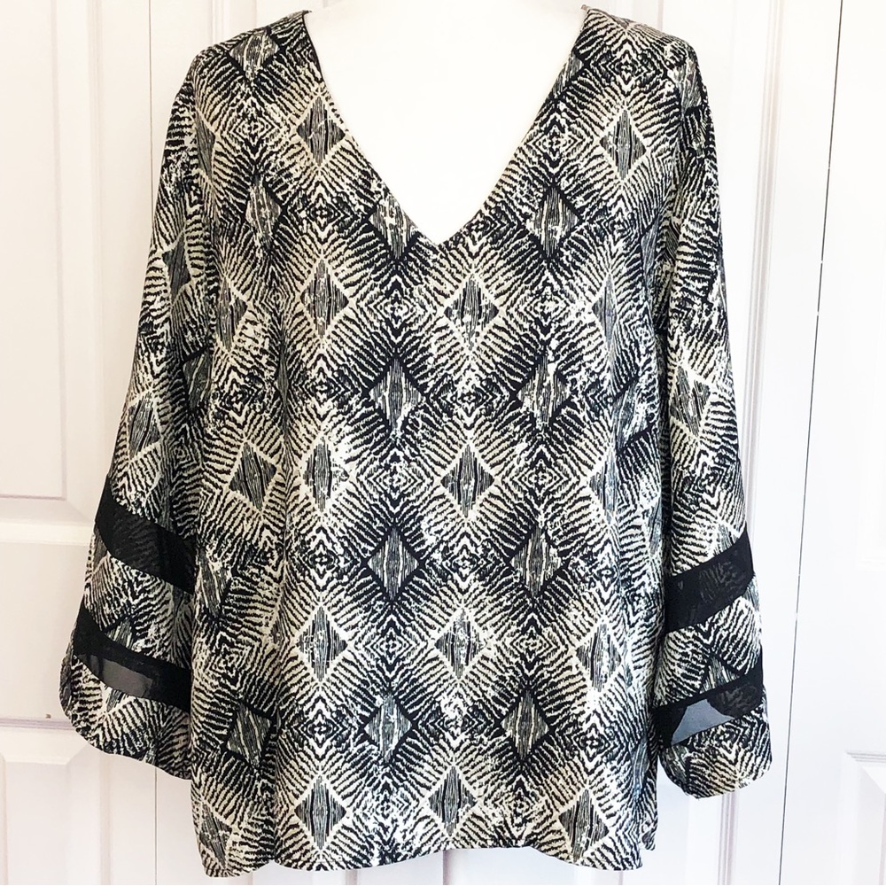 Buckle Black Cream Geo Print V-Neck Flare Sleeve Popover Blouse Size XL
